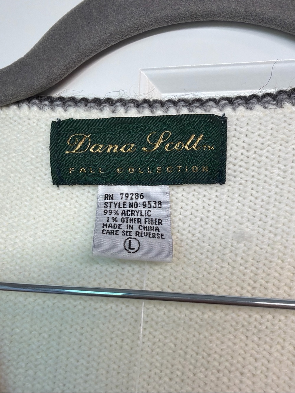 Dana Scott Cream V-Neck Sweater with Floral Jacquard - Picture 2 of 3